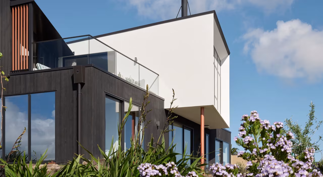 <img alt="Haumoko House exterior by Site Architecture — white upper volume with glazing and established garden, Clifton Hill Christchurch" src="/images/2/5/1/0/2/251029lmhl033-16545129.webp" width="2048" height="1536" />