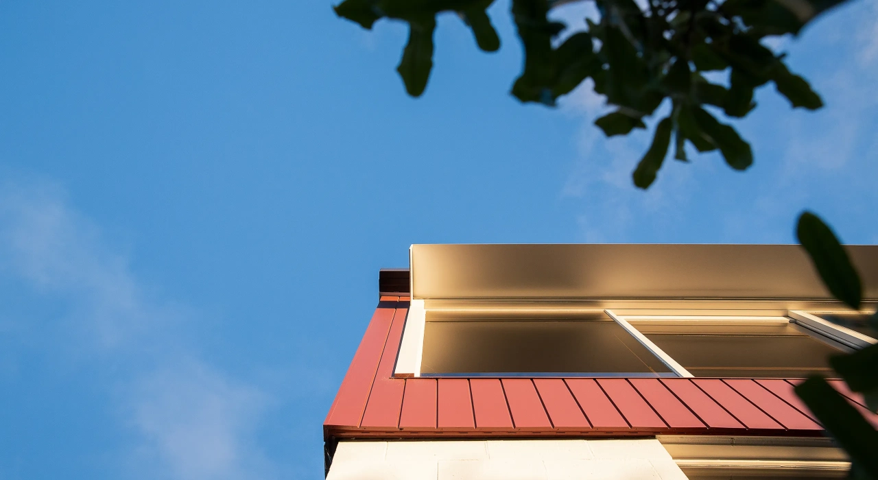 <img alt="Roofline detail of Hillside Modern, warm red metal roof against a vivid blue sky." src="/images/s/i/t/e/-/site-architects-interior-architecture-modernist16-446553d4.webp?description" width="2560" height="1707" />