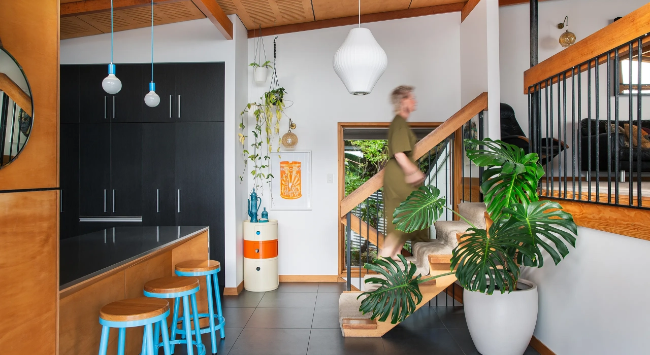 <img alt="Open living and kitchen area with mid-century pendant lighting, blue bar stools and connection to the outdoor deck." src="/images/s/i/t/e/-/site-architects-interior-architecture-modernist18-62277ef9.webp?description" width="2560" height="1707" />