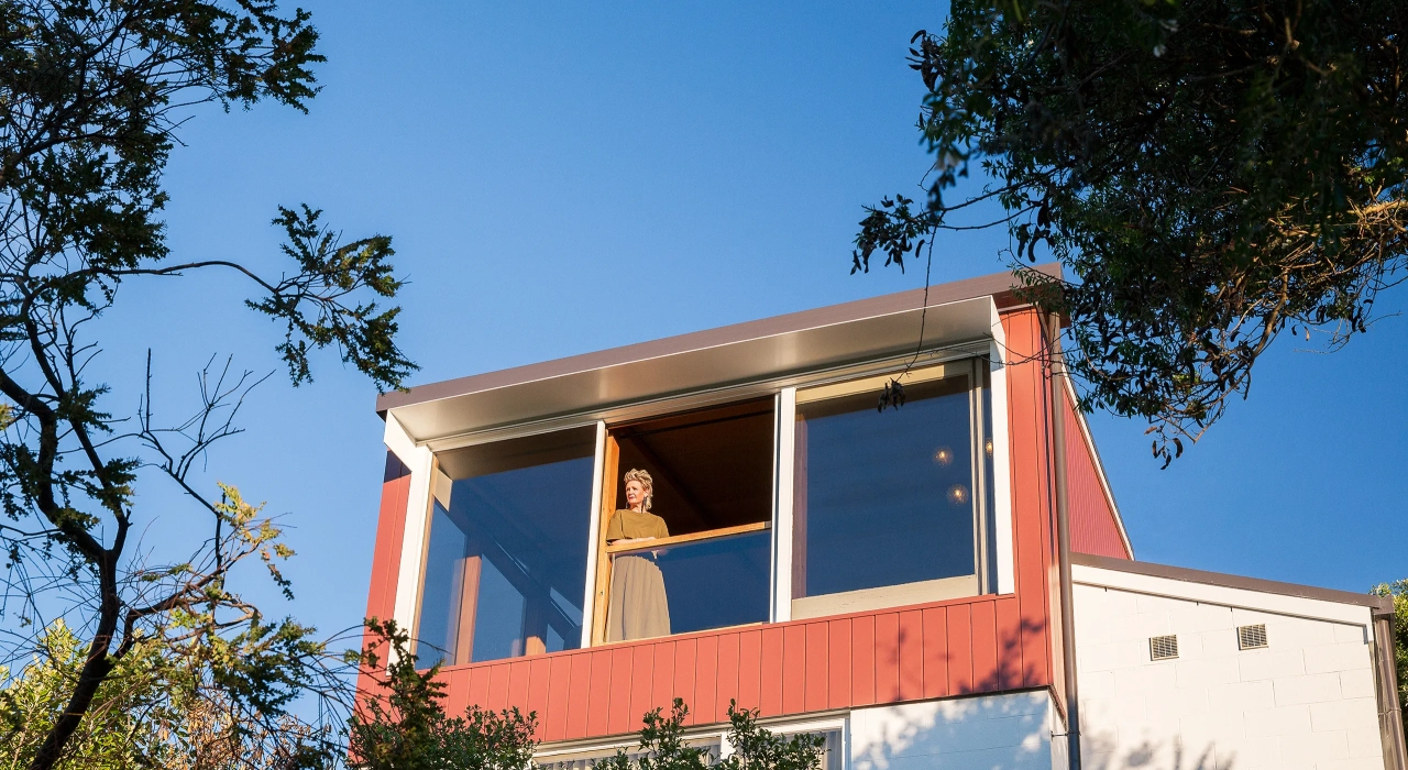 <img alt="A figure look out the expansive windows of Hillside Modern, a renovated mid-century form with red Coloursteel cladding and views to the surrounding landscape. " src="/images/s/i/t/e/-/site-architects-interior-architecture-modernist2-9133b605.webp?description" width="2560" height="1707" />