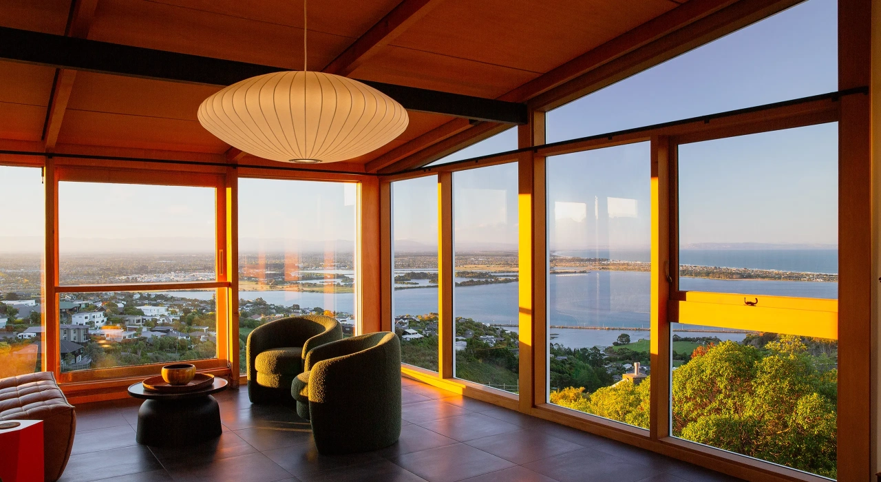 <img alt="Living area with floor-to-ceiling timber-framed glazing, pendant light and sweeping views over the estuary and beyond." src="/images/s/i/t/e/-/site-architects-interior-architecture-modernist4-7f271592.webp?description" width="2560" height="1707" />