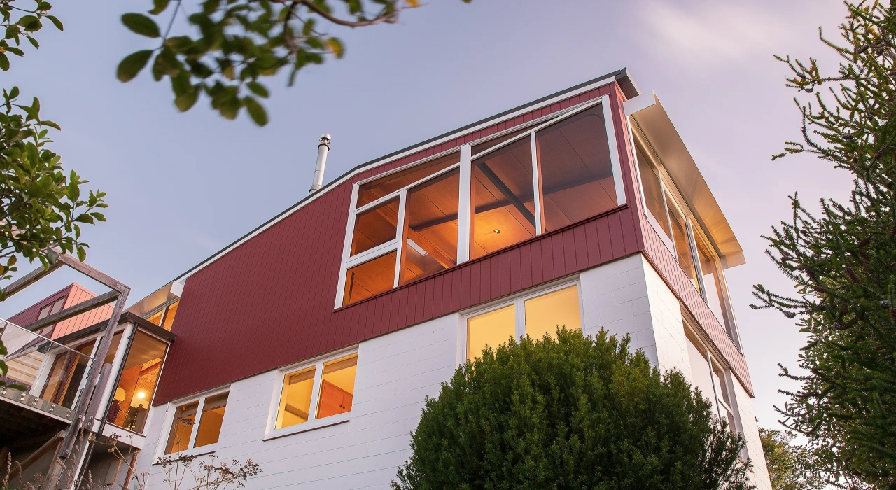 <img alt="Exterior of Hillside Modern, warm light glowing through large windows, red and white facade set among mature trees." src="/images/s/i/t/e/-/site-architects-interior-architecture-modernist6-d62d162d.webp?description" width="2560" height="1707" />
