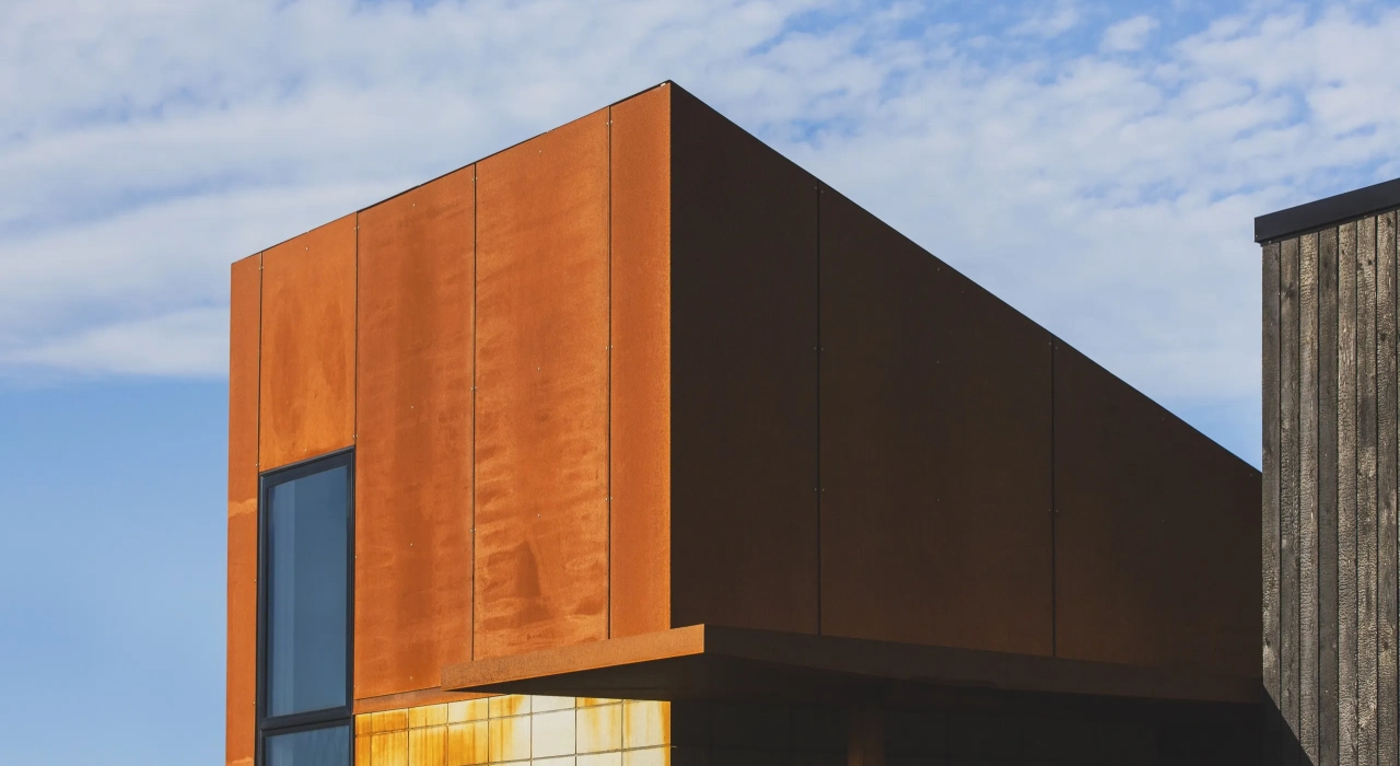 <img alt="Close view of Drayton's corten steel volume against a wide blue sky, Mt Pleasant, Christchurch." src="/images/s/i/t/e/-/site-architecture-drayton-drive2-bf84e950.webp?description" width="2560" height="1706" />